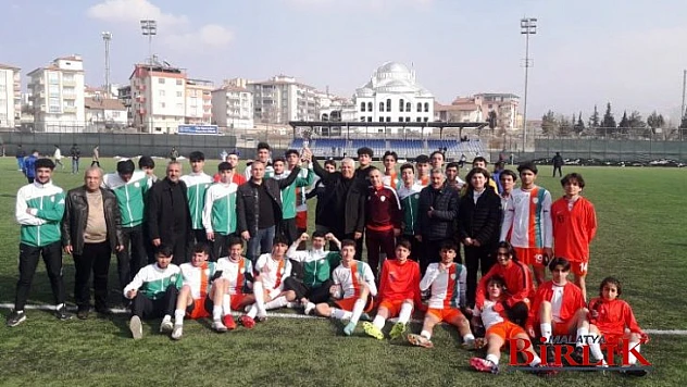 Yeşilyurt Belediyespor U-18 Futbol Takımı, İl Şampiyonluk Kupasını Aldı