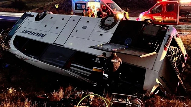 Yolcu otobüsü şarampole devrildi: 2 ölü, 21 yaralı