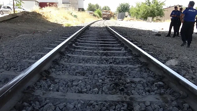 Yük Treninin Çarptığı Yaya Ağır Yaralandı