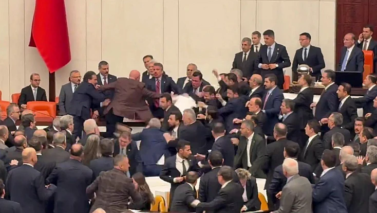 Bakanların Yemin Töreni Öncesi Meclis Karıştı