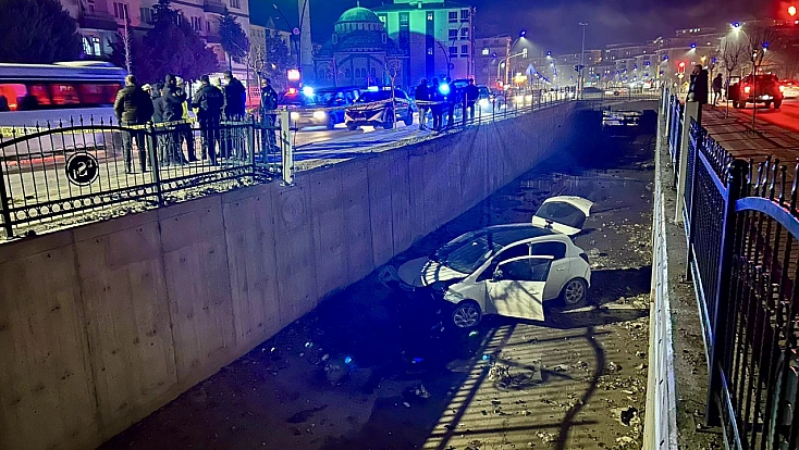 Direksiyon Hakimiyetini Kaybeden Sürücü Sulama Kanalına Uçtu