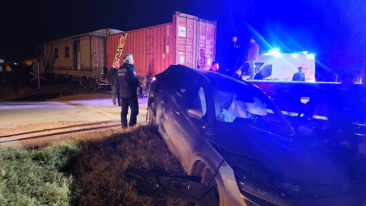 Hemzemin Geçitte Feci Kaza: Otomobile Çarpan Tren 5 Kişiyi Yaraladı
