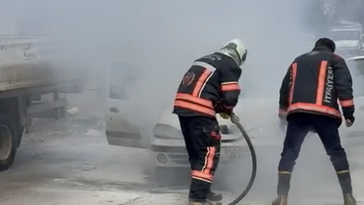 İtfaiye Zamanında Müdahale Etti, Araç Yangını Büyümeden Söndürüldü