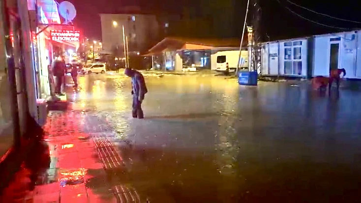 Malatya’da Sağanak Yağış Yolları Göle Çevirdi