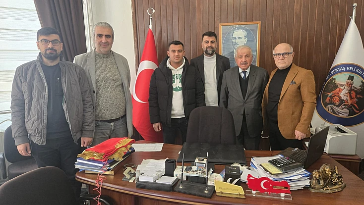 Milli ve Manevi Değerlere Vurgu: Hacı Bektaş Veli Derneği’ne Bayrak Takdimi