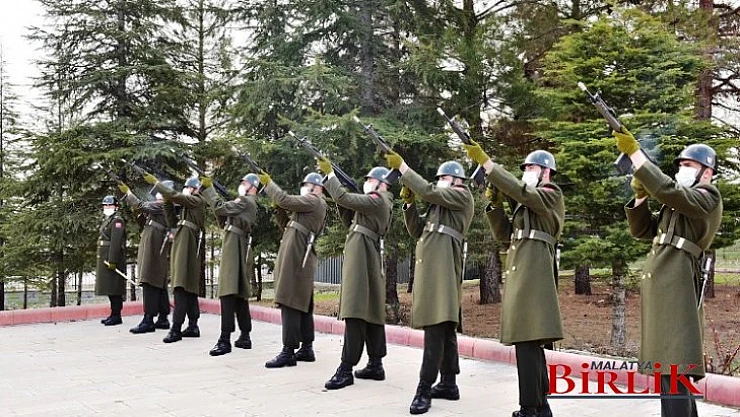 18 Mart Şehitleri Anma Günü Dolayısıyla Şehitlikte Tören Düzenlendi