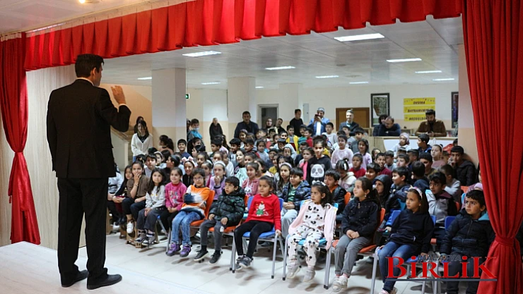 27 Mart Dünya Tiyatro Günü'nde Öğrencilere Gösteri Düzenlendi 