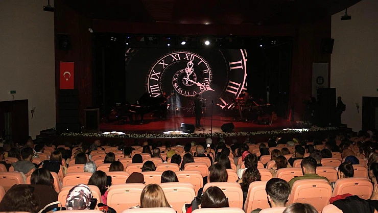 50. Yıl Konserinde Solo Keman Sahneye Damga Vurdu