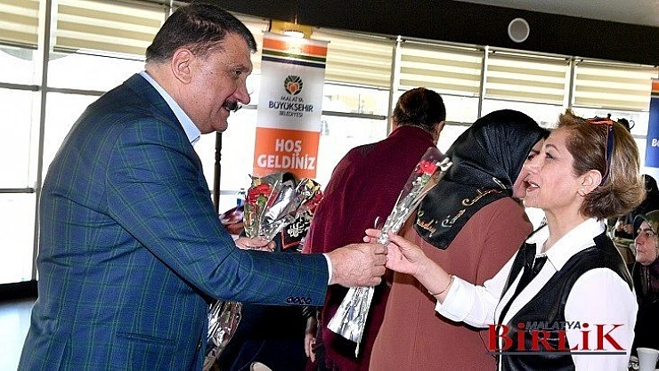 8 Mart Kadınlar Gününde Başkan Gürkan'dan Bayanlara Karanfil
