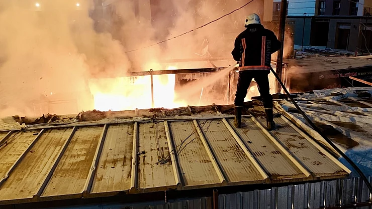 Akpınar Mahallesinde Gece Yarısı Çıkan Yangın Korkuttu