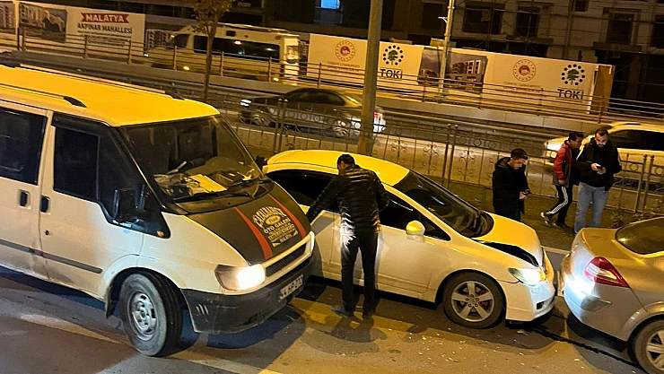 Alt Geçit Girişinde Zincirleme Kazalar Trafiği Aksattı