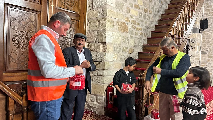 Arapgir'de Kadir Gecesi'nde Lokum İkramı