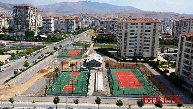 Başkan Çınar, Çilesiz Mahallesinde Yapımı Süren Spor Tesislerini İnceledi