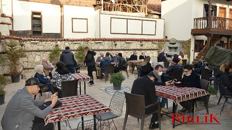 Başkan Çınar, Sinema Sanatçılarını Tarihi Yeşilyurt Konaklarında Ağırladı