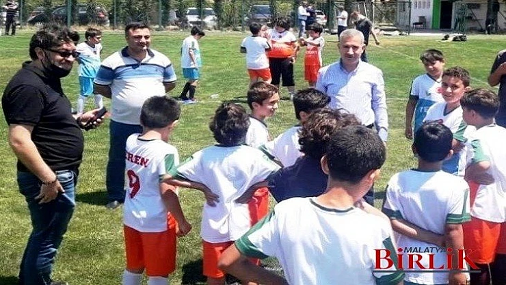Başkan Çınar, Yeşilyurt Belediyespor Futbol Okulunu Ziyaret Etti