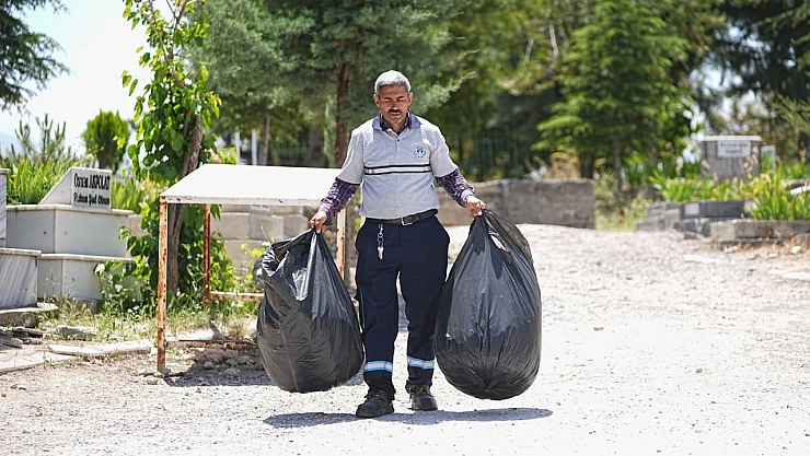 Battalgazi Belediyesi'nden Mezarlıklarda Bahar Ve Bayram Temizliği
