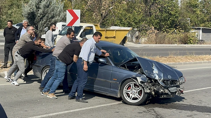 Battalgazi'de Üç Araçlı Trafik Kazası: Biri Ağır Üç Yaralı