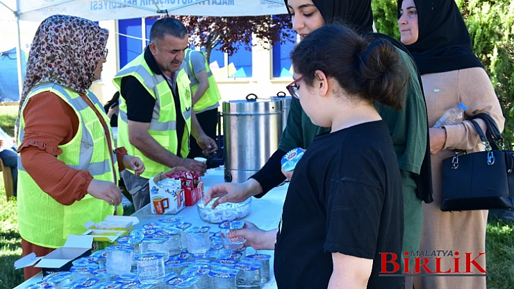 Büyükşehir Belediyesi'nden Öğrencilere ve Velilere İkram