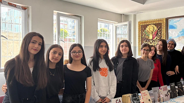 Cumhuriyet Anadolu Lisesi Öğrenci ve Öğretmen Kitapları Tanıtım Ve İmza Günü Etkinliği