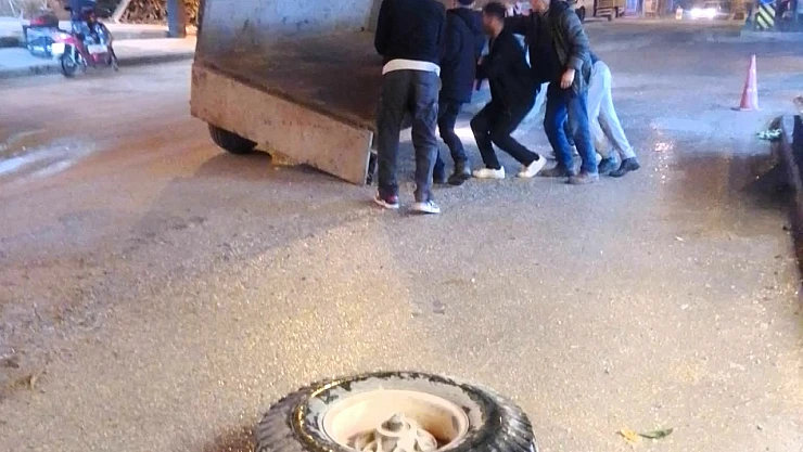 Dilek'te Bozulan Yollar Tepki Çekiyor: Traktörün Tekerleği Yerinden Fırladı