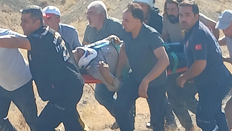 Direksiyon Hakimiyetini Kaybetti, Traktör Şarampole Yuvarlandı!