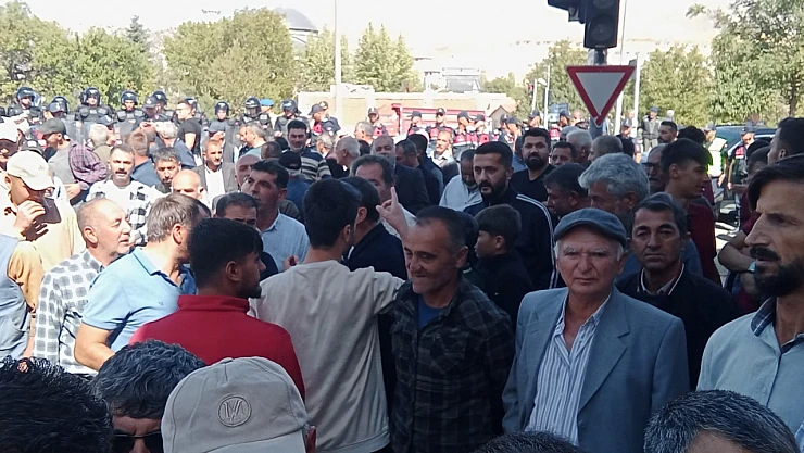 Erkenek Mahallesi Halkı MASKİ'yi Bekliyor, Belediye Önünde Eylem Yaptı
