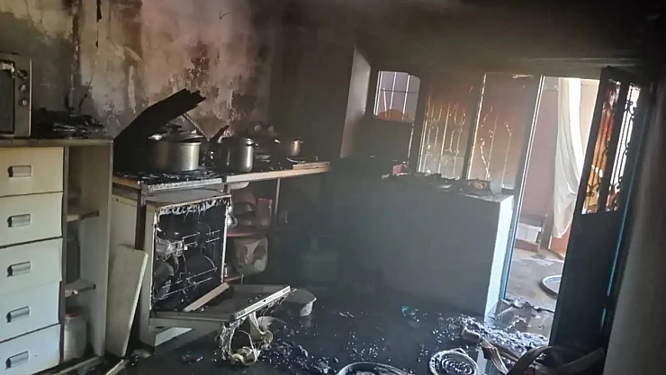 Evde Çıkan Yangında Mutfak Küle Döndü