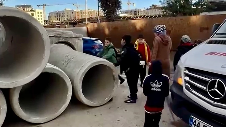 Gazi İlkokulu Girişinde Güvensiz Durum: Beton Künkler Düşebilir