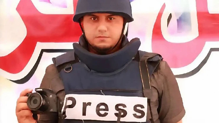 Gazze'de Bir Gazeteci Daha Ailesiyle Birlikte Şehit Edildi