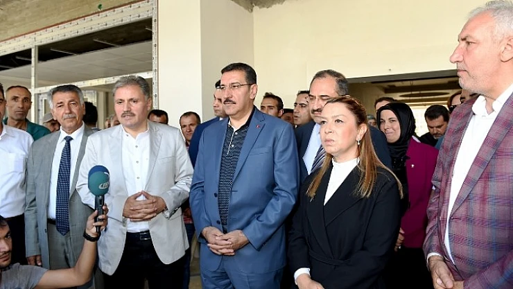 Bakan Tüfenkci Yazıhan Kültür Merkezinde İncelemelerde Bulundu