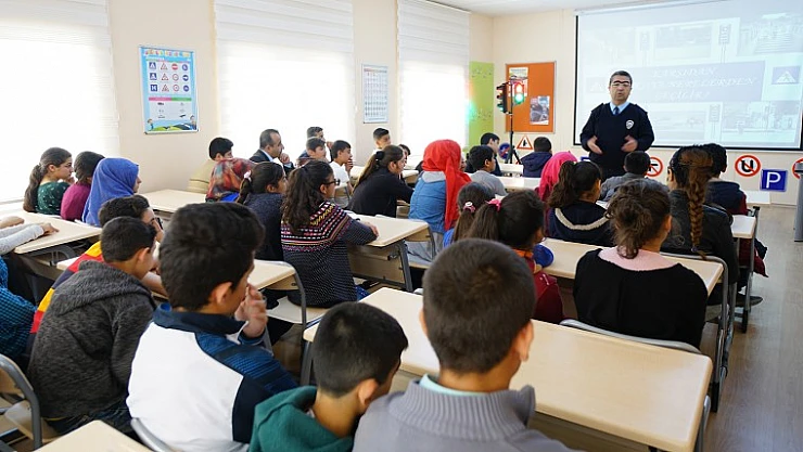 Öğrencilere Uygulamalı Trafik Eğitimi Veriliyor