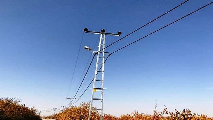 Fırat EDAŞ Bazı Mahallerde Elektrik Çalışmalarını Yeniliyor    