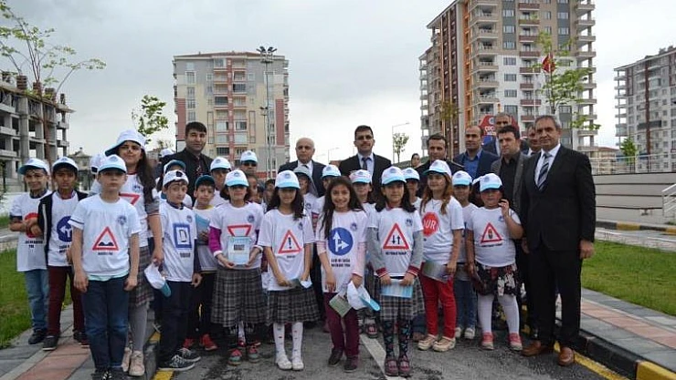 Karayolu Güvenliği ve Trafik Haftası Kapsamında Sergi Açıldı