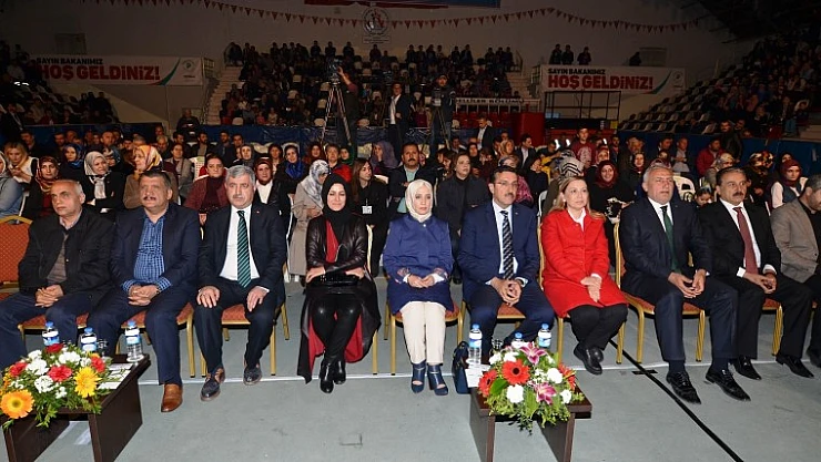 Sanatçı Uğur Işılak, Memleket Türküleriyle Yüreklere Dokundu