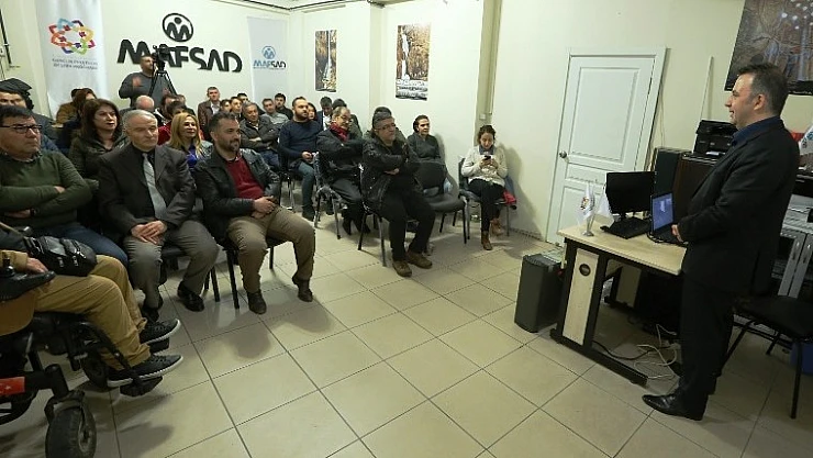 İskenderoğlu, MAFSAD Kitap Kafe'de Konferans Verdi