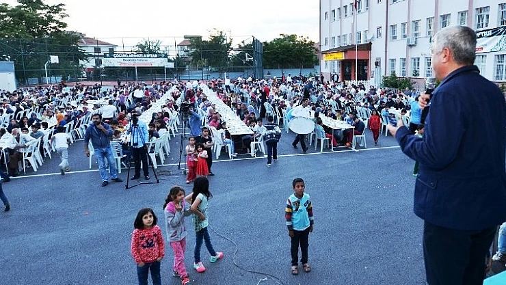 Polat, 'Minik Yavrularımızla Aynı Sofrayı Paylaşmanın Gururunu Yaşıyoruz'