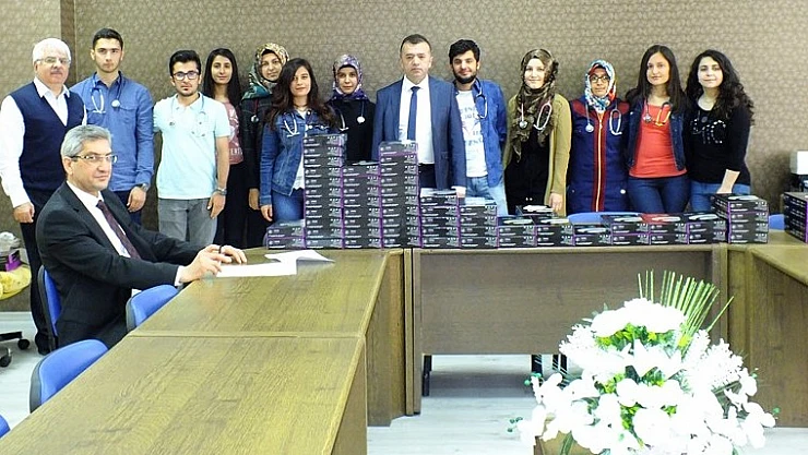 İnönü Üniversitesi Tıp Fakültesinde Stetoskop Dağıtıldı