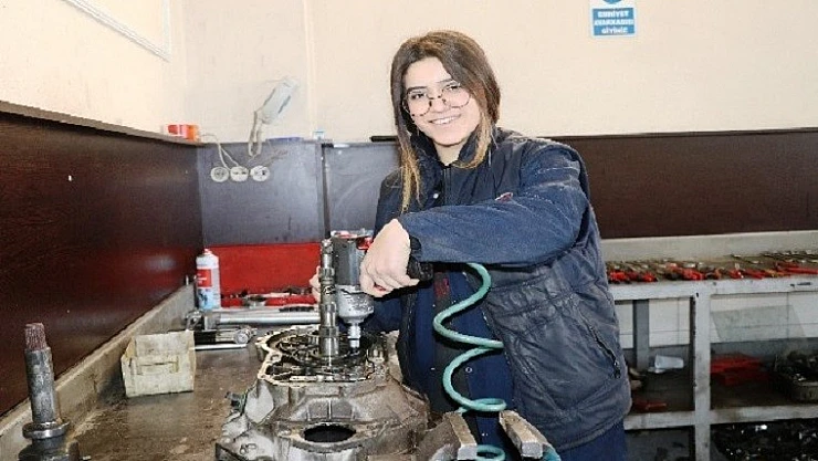 Oto Tamircisi Genç Kız, Yerli Otomobil Üretiminde Görev Almak İstiyor