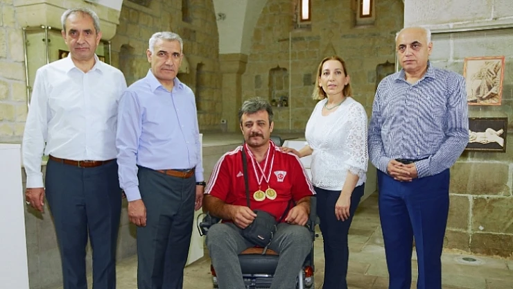 Başkan Güder, Gülle Ve Disk Atmada 2 Altın Madalya Alan Batı'yı Kutladı