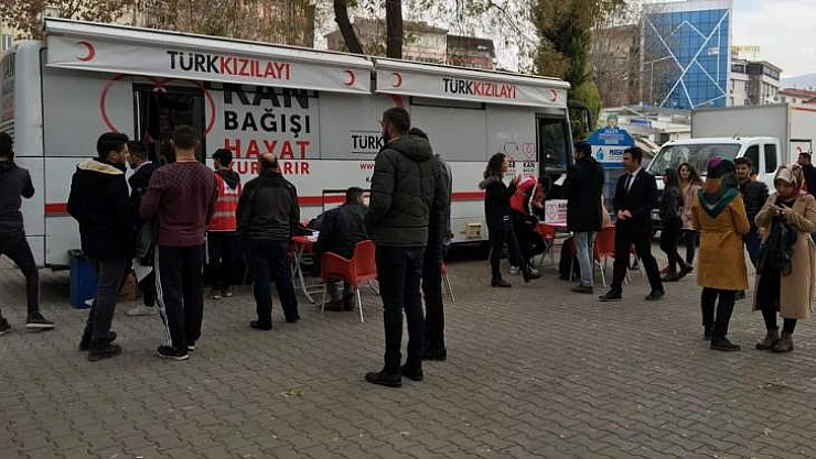 Gençler Aileleriyle Kan Bağışında Bulundu