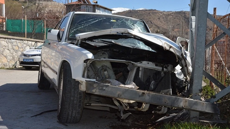 Otomobil Elektrik Direğine Çarptı: 1 Yaralı