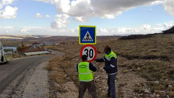 Büyükşehir Yollarda Trafik İşaretleme Çalışmalarına Devam Ediyor