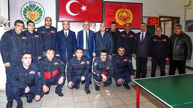 İtfaiye Teşkilatı Cansiperane Çalışıyor