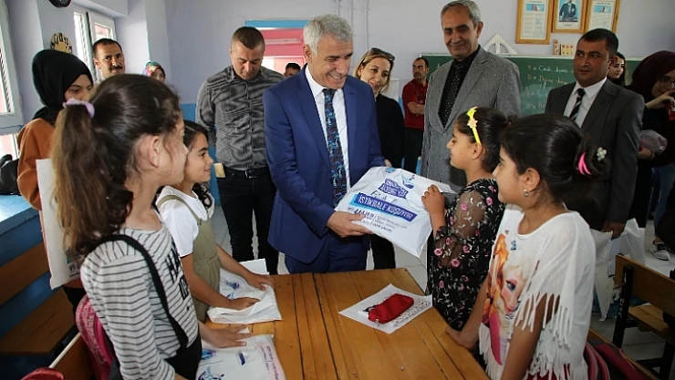 Başkan Güder'den Kuluşağı İlkokulu Öğrencilerine Bayram Hediyesi