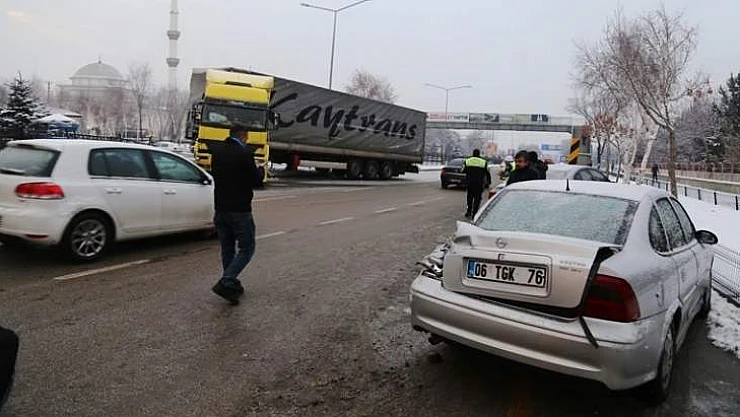 Erzurum'da Buzda Kayan Tır, Park Halindeki 3 Otomobile Çarptı