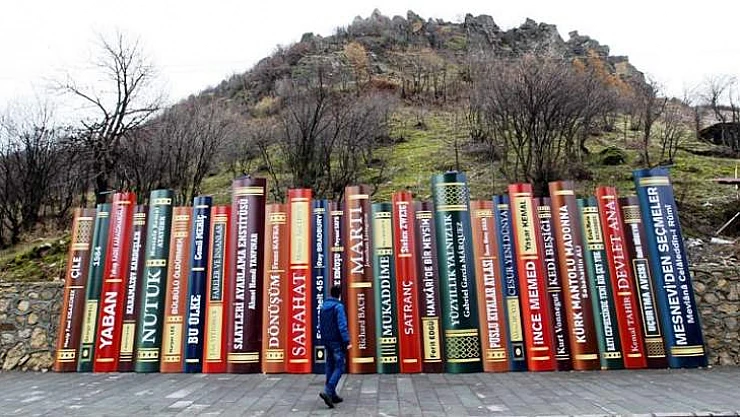 Irak Sınırındaki Kitap Figürlü Duvar İlgi Görüyor