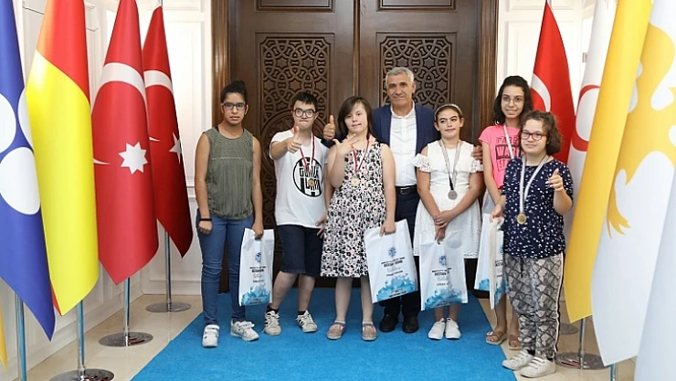 Başkan Güder, Şampiyonalarda Derece Yapan Özel Sporcularla Bir Araya Geldi