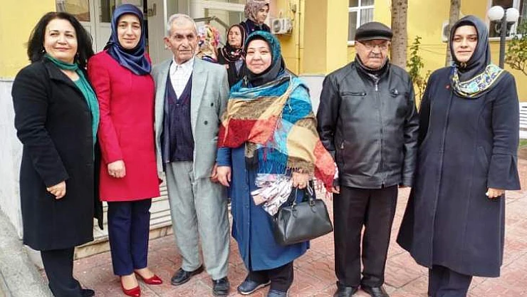Emine Akkurt, Huzurevi'nde Yaşlıları Ziyaret Etti