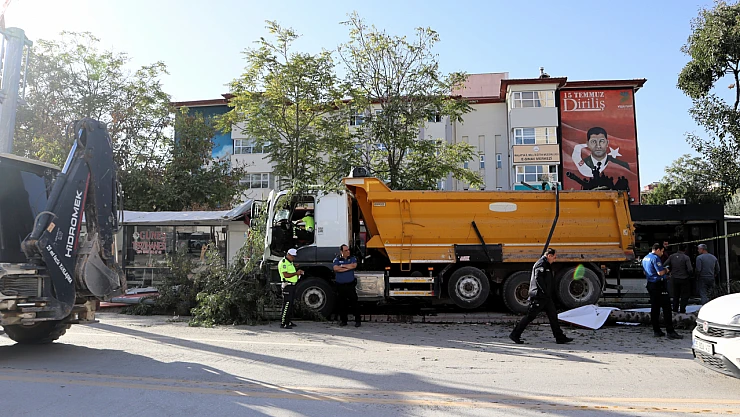 İnönü Caddesi'nde Korku Dolu Anlar: Hafriyat Kamyonu İşyerlerine Daldı