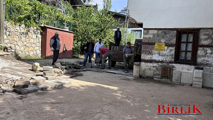 İpekçi Sokakta Karo Taşı Yenileme İşlemi Gerçekleştiriliyor